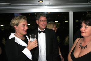 14-10-2006 SHOWBIZZ; JUNIOR KAMER BRENGT GLITTER EN GLAMOUR NAAR ALKMAAR.Ter gelegenheid van het 40 jarige bestaan van de Junior kamer was er een feest georganiseerd op een prachtige boot namelijk een van PURE LINER. Vele honderden JR gasten waren per limo of per  Hummer naar Alkmaar gekomen om het gala feest van het jaar mee te vieren.Elk jaar vieren de leden van de junior kamer een gala feest voor haar leden, nu waren ook niet leden uitgenodigd om het 40 jarige bestaan van de JR kamer mee te vieren.Muziek was er van een top dj en ook Replay kwam even langs om de voetjes en handjes wat losser te maken op deze prachtige boot.Na het feest werd iedereen weer naar huis gereden in de gereedstaande limo-s. Al met al een compliment voor de leden van de JR kamer. Eindelijk eens een feest met uitstraling, het was nu echt GLITTER EN GLAMOUR IN ALKMAAR.
foto: Albert den Iseger.