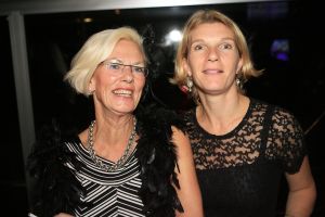 14-10-2006 SHOWBIZZ; JUNIOR KAMER BRENGT GLITTER EN GLAMOUR NAAR ALKMAAR.Ter gelegenheid van het 40 jarige bestaan van de Junior kamer was er een feest georganiseerd op een prachtige boot namelijk een van PURE LINER. Vele honderden JR gasten waren per limo of per  Hummer naar Alkmaar gekomen om het gala feest van het jaar mee te vieren.Elk jaar vieren de leden van de junior kamer een gala feest voor haar leden, nu waren ook niet leden uitgenodigd om het 40 jarige bestaan van de JR kamer mee te vieren.Muziek was er van een top dj en ook Replay kwam even langs om de voetjes en handjes wat losser te maken op deze prachtige boot.Na het feest werd iedereen weer naar huis gereden in de gereedstaande limo-s. Al met al een compliment voor de leden van de JR kamer. Eindelijk eens een feest met uitstraling, het was nu echt GLITTER EN GLAMOUR IN ALKMAAR.
foto: Albert den Iseger.
