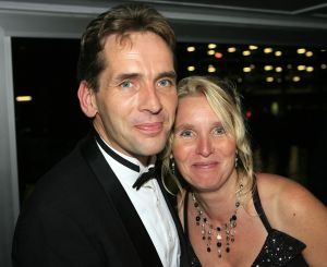 14-10-2006 SHOWBIZZ; JUNIOR KAMER BRENGT GLITTER EN GLAMOUR NAAR ALKMAAR.Ter gelegenheid van het 40 jarige bestaan van de Junior kamer was er een feest georganiseerd op een prachtige boot namelijk een van PURE LINER. Vele honderden JR gasten waren per limo of per  Hummer naar Alkmaar gekomen om het gala feest van het jaar mee te vieren.Elk jaar vieren de leden van de junior kamer een gala feest voor haar leden, nu waren ook niet leden uitgenodigd om het 40 jarige bestaan van de JR kamer mee te vieren.Muziek was er van een top dj en ook Replay kwam even langs om de voetjes en handjes wat losser te maken op deze prachtige boot.Na het feest werd iedereen weer naar huis gereden in de gereedstaande limo-s. Al met al een compliment voor de leden van de JR kamer. Eindelijk eens een feest met uitstraling, het was nu echt GLITTER EN GLAMOUR IN ALKMAAR.
foto: Albert den Iseger.