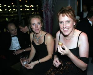14-10-2006 SHOWBIZZ; JUNIOR KAMER BRENGT GLITTER EN GLAMOUR NAAR ALKMAAR.Ter gelegenheid van het 40 jarige bestaan van de Junior kamer was er een feest georganiseerd op een prachtige boot namelijk een van PURE LINER. Vele honderden JR gasten waren per limo of per  Hummer naar Alkmaar gekomen om het gala feest van het jaar mee te vieren.Elk jaar vieren de leden van de junior kamer een gala feest voor haar leden, nu waren ook niet leden uitgenodigd om het 40 jarige bestaan van de JR kamer mee te vieren.Muziek was er van een top dj en ook Replay kwam even langs om de voetjes en handjes wat losser te maken op deze prachtige boot.Na het feest werd iedereen weer naar huis gereden in de gereedstaande limo-s. Al met al een compliment voor de leden van de JR kamer. Eindelijk eens een feest met uitstraling, het was nu echt GLITTER EN GLAMOUR IN ALKMAAR.
foto: Albert den Iseger.