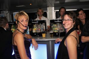 14-10-2006 SHOWBIZZ; JUNIOR KAMER BRENGT GLITTER EN GLAMOUR NAAR ALKMAAR.Ter gelegenheid van het 40 jarige bestaan van de Junior kamer was er een feest georganiseerd op een prachtige boot namelijk een van PURE LINER. Vele honderden JR gasten waren per limo of per  Hummer naar Alkmaar gekomen om het gala feest van het jaar mee te vieren.Elk jaar vieren de leden van de junior kamer een gala feest voor haar leden, nu waren ook niet leden uitgenodigd om het 40 jarige bestaan van de JR kamer mee te vieren.Muziek was er van een top dj en ook Replay kwam even langs om de voetjes en handjes wat losser te maken op deze prachtige boot.Na het feest werd iedereen weer naar huis gereden in de gereedstaande limo-s. Al met al een compliment voor de leden van de JR kamer. Eindelijk eens een feest met uitstraling, het was nu echt GLITTER EN GLAMOUR IN ALKMAAR.
foto: Albert den Iseger.