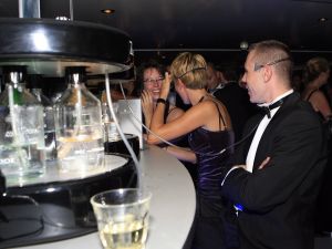 14-10-2006 SHOWBIZZ; JUNIOR KAMER BRENGT GLITTER EN GLAMOUR NAAR ALKMAAR.Ter gelegenheid van het 40 jarige bestaan van de Junior kamer was er een feest georganiseerd op een prachtige boot namelijk een van PURE LINER. Vele honderden JR gasten waren per limo of per  Hummer naar Alkmaar gekomen om het gala feest van het jaar mee te vieren.Elk jaar vieren de leden van de junior kamer een gala feest voor haar leden, nu waren ook niet leden uitgenodigd om het 40 jarige bestaan van de JR kamer mee te vieren.Muziek was er van een top dj en ook Replay kwam even langs om de voetjes en handjes wat losser te maken op deze prachtige boot.Na het feest werd iedereen weer naar huis gereden in de gereedstaande limo-s. Al met al een compliment voor de leden van de JR kamer. Eindelijk eens een feest met uitstraling, het was nu echt GLITTER EN GLAMOUR IN ALKMAAR.
foto: Albert den Iseger.