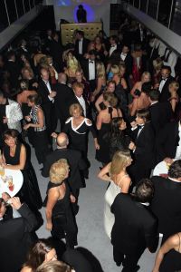 14-10-2006 SHOWBIZZ; JUNIOR KAMER BRENGT GLITTER EN GLAMOUR NAAR ALKMAAR.Ter gelegenheid van het 40 jarige bestaan van de Junior kamer was er een feest georganiseerd op een prachtige boot namelijk een van PURE LINER. Vele honderden JR gasten waren per limo of per  Hummer naar Alkmaar gekomen om het gala feest van het jaar mee te vieren.Elk jaar vieren de leden van de junior kamer een gala feest voor haar leden, nu waren ook niet leden uitgenodigd om het 40 jarige bestaan van de JR kamer mee te vieren.Muziek was er van een top dj en ook Replay kwam even langs om de voetjes en handjes wat losser te maken op deze prachtige boot.Na het feest werd iedereen weer naar huis gereden in de gereedstaande limo-s. Al met al een compliment voor de leden van de JR kamer. Eindelijk eens een feest met uitstraling, het was nu echt GLITTER EN GLAMOUR IN ALKMAAR.
foto: Albert den Iseger.