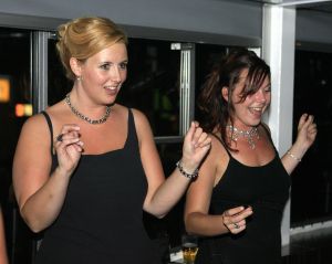 14-10-2006 SHOWBIZZ; JUNIOR KAMER BRENGT GLITTER EN GLAMOUR NAAR ALKMAAR.Ter gelegenheid van het 40 jarige bestaan van de Junior kamer was er een feest georganiseerd op een prachtige boot namelijk een van PURE LINER. Vele honderden JR gasten waren per limo of per  Hummer naar Alkmaar gekomen om het gala feest van het jaar mee te vieren.Elk jaar vieren de leden van de junior kamer een gala feest voor haar leden, nu waren ook niet leden uitgenodigd om het 40 jarige bestaan van de JR kamer mee te vieren.Muziek was er van een top dj en ook Replay kwam even langs om de voetjes en handjes wat losser te maken op deze prachtige boot.Na het feest werd iedereen weer naar huis gereden in de gereedstaande limo-s. Al met al een compliment voor de leden van de JR kamer. Eindelijk eens een feest met uitstraling, het was nu echt GLITTER EN GLAMOUR IN ALKMAAR.
foto: Albert den Iseger.