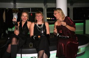 14-10-2006 SHOWBIZZ; JUNIOR KAMER BRENGT GLITTER EN GLAMOUR NAAR ALKMAAR.Ter gelegenheid van het 40 jarige bestaan van de Junior kamer was er een feest georganiseerd op een prachtige boot namelijk een van PURE LINER. Vele honderden JR gasten waren per limo of per  Hummer naar Alkmaar gekomen om het gala feest van het jaar mee te vieren.Elk jaar vieren de leden van de junior kamer een gala feest voor haar leden, nu waren ook niet leden uitgenodigd om het 40 jarige bestaan van de JR kamer mee te vieren.Muziek was er van een top dj en ook Replay kwam even langs om de voetjes en handjes wat losser te maken op deze prachtige boot.Na het feest werd iedereen weer naar huis gereden in de gereedstaande limo-s. Al met al een compliment voor de leden van de JR kamer. Eindelijk eens een feest met uitstraling, het was nu echt GLITTER EN GLAMOUR IN ALKMAAR.
foto: Albert den Iseger.