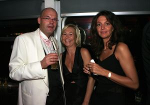 14-10-2006 SHOWBIZZ; JUNIOR KAMER BRENGT GLITTER EN GLAMOUR NAAR ALKMAAR.Ter gelegenheid van het 40 jarige bestaan van de Junior kamer was er een feest georganiseerd op een prachtige boot namelijk een van PURE LINER. Vele honderden JR gasten waren per limo of per  Hummer naar Alkmaar gekomen om het gala feest van het jaar mee te vieren.Elk jaar vieren de leden van de junior kamer een gala feest voor haar leden, nu waren ook niet leden uitgenodigd om het 40 jarige bestaan van de JR kamer mee te vieren.Muziek was er van een top dj en ook Replay kwam even langs om de voetjes en handjes wat losser te maken op deze prachtige boot.Na het feest werd iedereen weer naar huis gereden in de gereedstaande limo-s. Al met al een compliment voor de leden van de JR kamer. Eindelijk eens een feest met uitstraling, het was nu echt GLITTER EN GLAMOUR IN ALKMAAR.
foto: Albert den Iseger.