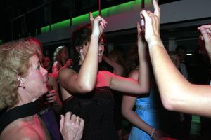 14-10-2006 SHOWBIZZ; JUNIOR KAMER BRENGT GLITTER EN GLAMOUR NAAR ALKMAAR.Ter gelegenheid van het 40 jarige bestaan van de Junior kamer was er een feest georganiseerd op een prachtige boot namelijk een van PURE LINER. Vele honderden JR gasten waren per limo of per  Hummer naar Alkmaar gekomen om het gala feest van het jaar mee te vieren.Elk jaar vieren de leden van de junior kamer een gala feest voor haar leden, nu waren ook niet leden uitgenodigd om het 40 jarige bestaan van de JR kamer mee te vieren.Muziek was er van een top dj en ook Replay kwam even langs om de voetjes en handjes wat losser te maken op deze prachtige boot.Na het feest werd iedereen weer naar huis gereden in de gereedstaande limo-s. Al met al een compliment voor de leden van de JR kamer. Eindelijk eens een feest met uitstraling, het was nu echt GLITTER EN GLAMOUR IN ALKMAAR.
foto: Albert den Iseger.