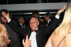 14-10-2006 SHOWBIZZ; JUNIOR KAMER BRENGT GLITTER EN GLAMOUR NAAR ALKMAAR.Ter gelegenheid van het 40 jarige bestaan van de Junior kamer was er een feest georganiseerd op een prachtige boot namelijk een van PURE LINER. Vele honderden JR gasten waren per limo of per  Hummer naar Alkmaar gekomen om het gala feest van het jaar mee te vieren.Elk jaar vieren de leden van de junior kamer een gala feest voor haar leden, nu waren ook niet leden uitgenodigd om het 40 jarige bestaan van de JR kamer mee te vieren.Muziek was er van een top dj en ook Replay kwam even langs om de voetjes en handjes wat losser te maken op deze prachtige boot.Na het feest werd iedereen weer naar huis gereden in de gereedstaande limo-s. Al met al een compliment voor de leden van de JR kamer. Eindelijk eens een feest met uitstraling, het was nu echt GLITTER EN GLAMOUR IN ALKMAAR.
foto: Albert den Iseger.