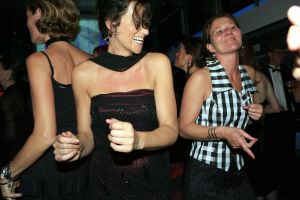 14-10-2006 SHOWBIZZ; JUNIOR KAMER BRENGT GLITTER EN GLAMOUR NAAR ALKMAAR.Ter gelegenheid van het 40 jarige bestaan van de Junior kamer was er een feest georganiseerd op een prachtige boot namelijk een van PURE LINER. Vele honderden JR gasten waren per limo of per  Hummer naar Alkmaar gekomen om het gala feest van het jaar mee te vieren.Elk jaar vieren de leden van de junior kamer een gala feest voor haar leden, nu waren ook niet leden uitgenodigd om het 40 jarige bestaan van de JR kamer mee te vieren.Muziek was er van een top dj en ook Replay kwam even langs om de voetjes en handjes wat losser te maken op deze prachtige boot.Na het feest werd iedereen weer naar huis gereden in de gereedstaande limo-s. Al met al een compliment voor de leden van de JR kamer. Eindelijk eens een feest met uitstraling, het was nu echt GLITTER EN GLAMOUR IN ALKMAAR.
foto: Albert den Iseger.