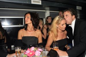 14-10-2006 SHOWBIZZ; JUNIOR KAMER BRENGT GLITTER EN GLAMOUR NAAR ALKMAAR.Ter gelegenheid van het 40 jarige bestaan van de Junior kamer was er een feest georganiseerd op een prachtige boot namelijk een van PURE LINER. Vele honderden JR gasten waren per limo of per  Hummer naar Alkmaar gekomen om het gala feest van het jaar mee te vieren.Elk jaar vieren de leden van de junior kamer een gala feest voor haar leden, nu waren ook niet leden uitgenodigd om het 40 jarige bestaan van de JR kamer mee te vieren.Muziek was er van een top dj en ook Replay kwam even langs om de voetjes en handjes wat losser te maken op deze prachtige boot.Na het feest werd iedereen weer naar huis gereden in de gereedstaande limo-s. Al met al een compliment voor de leden van de JR kamer. Eindelijk eens een feest met uitstraling, het was nu echt GLITTER EN GLAMOUR IN ALKMAAR.
foto: Albert den Iseger.