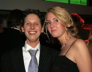 14-10-2006 SHOWBIZZ; JUNIOR KAMER BRENGT GLITTER EN GLAMOUR NAAR ALKMAAR.Ter gelegenheid van het 40 jarige bestaan van de Junior kamer was er een feest georganiseerd op een prachtige boot namelijk een van PURE LINER. Vele honderden JR gasten waren per limo of per  Hummer naar Alkmaar gekomen om het gala feest van het jaar mee te vieren.Elk jaar vieren de leden van de junior kamer een gala feest voor haar leden, nu waren ook niet leden uitgenodigd om het 40 jarige bestaan van de JR kamer mee te vieren.Muziek was er van een top dj en ook Replay kwam even langs om de voetjes en handjes wat losser te maken op deze prachtige boot.Na het feest werd iedereen weer naar huis gereden in de gereedstaande limo-s. Al met al een compliment voor de leden van de JR kamer. Eindelijk eens een feest met uitstraling, het was nu echt GLITTER EN GLAMOUR IN ALKMAAR.
foto: Albert den Iseger.