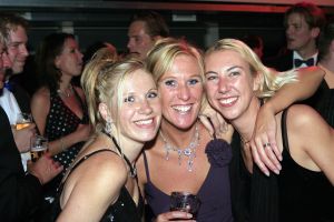 14-10-2006 SHOWBIZZ; JUNIOR KAMER BRENGT GLITTER EN GLAMOUR NAAR ALKMAAR.Ter gelegenheid van het 40 jarige bestaan van de Junior kamer was er een feest georganiseerd op een prachtige boot namelijk een van PURE LINER. Vele honderden JR gasten waren per limo of per  Hummer naar Alkmaar gekomen om het gala feest van het jaar mee te vieren.Elk jaar vieren de leden van de junior kamer een gala feest voor haar leden, nu waren ook niet leden uitgenodigd om het 40 jarige bestaan van de JR kamer mee te vieren.Muziek was er van een top dj en ook Replay kwam even langs om de voetjes en handjes wat losser te maken op deze prachtige boot.Na het feest werd iedereen weer naar huis gereden in de gereedstaande limo-s. Al met al een compliment voor de leden van de JR kamer. Eindelijk eens een feest met uitstraling, het was nu echt GLITTER EN GLAMOUR IN ALKMAAR.
foto: Albert den Iseger.