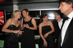 14-10-2006 SHOWBIZZ; JUNIOR KAMER BRENGT GLITTER EN GLAMOUR NAAR ALKMAAR.Ter gelegenheid van het 40 jarige bestaan van de Junior kamer was er een feest georganiseerd op een prachtige boot namelijk een van PURE LINER. Vele honderden JR gasten waren per limo of per  Hummer naar Alkmaar gekomen om het gala feest van het jaar mee te vieren.Elk jaar vieren de leden van de junior kamer een gala feest voor haar leden, nu waren ook niet leden uitgenodigd om het 40 jarige bestaan van de JR kamer mee te vieren.Muziek was er van een top dj en ook Replay kwam even langs om de voetjes en handjes wat losser te maken op deze prachtige boot.Na het feest werd iedereen weer naar huis gereden in de gereedstaande limo-s. Al met al een compliment voor de leden van de JR kamer. Eindelijk eens een feest met uitstraling, het was nu echt GLITTER EN GLAMOUR IN ALKMAAR.
foto: Albert den Iseger.