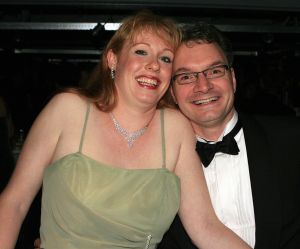 14-10-2006 SHOWBIZZ; JUNIOR KAMER BRENGT GLITTER EN GLAMOUR NAAR ALKMAAR.Ter gelegenheid van het 40 jarige bestaan van de Junior kamer was er een feest georganiseerd op een prachtige boot namelijk een van PURE LINER. Vele honderden JR gasten waren per limo of per  Hummer naar Alkmaar gekomen om het gala feest van het jaar mee te vieren.Elk jaar vieren de leden van de junior kamer een gala feest voor haar leden, nu waren ook niet leden uitgenodigd om het 40 jarige bestaan van de JR kamer mee te vieren.Muziek was er van een top dj en ook Replay kwam even langs om de voetjes en handjes wat losser te maken op deze prachtige boot.Na het feest werd iedereen weer naar huis gereden in de gereedstaande limo-s. Al met al een compliment voor de leden van de JR kamer. Eindelijk eens een feest met uitstraling, het was nu echt GLITTER EN GLAMOUR IN ALKMAAR.
foto: Albert den Iseger.