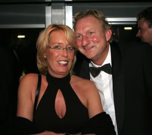 14-10-2006 SHOWBIZZ; JUNIOR KAMER BRENGT GLITTER EN GLAMOUR NAAR ALKMAAR.Ter gelegenheid van het 40 jarige bestaan van de Junior kamer was er een feest georganiseerd op een prachtige boot namelijk een van PURE LINER. Vele honderden JR gasten waren per limo of per  Hummer naar Alkmaar gekomen om het gala feest van het jaar mee te vieren.Elk jaar vieren de leden van de junior kamer een gala feest voor haar leden, nu waren ook niet leden uitgenodigd om het 40 jarige bestaan van de JR kamer mee te vieren.Muziek was er van een top dj en ook Replay kwam even langs om de voetjes en handjes wat losser te maken op deze prachtige boot.Na het feest werd iedereen weer naar huis gereden in de gereedstaande limo-s. Al met al een compliment voor de leden van de JR kamer. Eindelijk eens een feest met uitstraling, het was nu echt GLITTER EN GLAMOUR IN ALKMAAR.
foto: Albert den Iseger.
