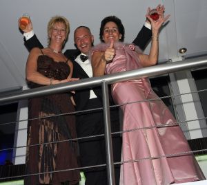 14-10-2006 SHOWBIZZ; JUNIOR KAMER BRENGT GLITTER EN GLAMOUR NAAR ALKMAAR.Ter gelegenheid van het 40 jarige bestaan van de Junior kamer was er een feest georganiseerd op een prachtige boot namelijk een van PURE LINER. Vele honderden JR gasten waren per limo of per  Hummer naar Alkmaar gekomen om het gala feest van het jaar mee te vieren.Elk jaar vieren de leden van de junior kamer een gala feest voor haar leden, nu waren ook niet leden uitgenodigd om het 40 jarige bestaan van de JR kamer mee te vieren.Muziek was er van een top dj en ook Replay kwam even langs om de voetjes en handjes wat losser te maken op deze prachtige boot.Na het feest werd iedereen weer naar huis gereden in de gereedstaande limo-s. Al met al een compliment voor de leden van de JR kamer. Eindelijk eens een feest met uitstraling, het was nu echt GLITTER EN GLAMOUR IN ALKMAAR.
foto: Albert den Iseger.