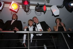 14-10-2006 SHOWBIZZ; JUNIOR KAMER BRENGT GLITTER EN GLAMOUR NAAR ALKMAAR.Ter gelegenheid van het 40 jarige bestaan van de Junior kamer was er een feest georganiseerd op een prachtige boot namelijk een van PURE LINER. Vele honderden JR gasten waren per limo of per  Hummer naar Alkmaar gekomen om het gala feest van het jaar mee te vieren.Elk jaar vieren de leden van de junior kamer een gala feest voor haar leden, nu waren ook niet leden uitgenodigd om het 40 jarige bestaan van de JR kamer mee te vieren.Muziek was er van een top dj en ook Replay kwam even langs om de voetjes en handjes wat losser te maken op deze prachtige boot.Na het feest werd iedereen weer naar huis gereden in de gereedstaande limo-s. Al met al een compliment voor de leden van de JR kamer. Eindelijk eens een feest met uitstraling, het was nu echt GLITTER EN GLAMOUR IN ALKMAAR.
foto: Albert den Iseger.