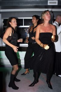 14-10-2006 SHOWBIZZ; JUNIOR KAMER BRENGT GLITTER EN GLAMOUR NAAR ALKMAAR.Ter gelegenheid van het 40 jarige bestaan van de Junior kamer was er een feest georganiseerd op een prachtige boot namelijk een van PURE LINER. Vele honderden JR gasten waren per limo of per  Hummer naar Alkmaar gekomen om het gala feest van het jaar mee te vieren.Elk jaar vieren de leden van de junior kamer een gala feest voor haar leden, nu waren ook niet leden uitgenodigd om het 40 jarige bestaan van de JR kamer mee te vieren.Muziek was er van een top dj en ook Replay kwam even langs om de voetjes en handjes wat losser te maken op deze prachtige boot.Na het feest werd iedereen weer naar huis gereden in de gereedstaande limo-s. Al met al een compliment voor de leden van de JR kamer. Eindelijk eens een feest met uitstraling, het was nu echt GLITTER EN GLAMOUR IN ALKMAAR.
foto: Albert den Iseger.