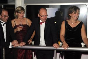 14-10-2006 SHOWBIZZ; JUNIOR KAMER BRENGT GLITTER EN GLAMOUR NAAR ALKMAAR.Ter gelegenheid van het 40 jarige bestaan van de Junior kamer was er een feest georganiseerd op een prachtige boot namelijk een van PURE LINER. Vele honderden JR gasten waren per limo of per  Hummer naar Alkmaar gekomen om het gala feest van het jaar mee te vieren.Elk jaar vieren de leden van de junior kamer een gala feest voor haar leden, nu waren ook niet leden uitgenodigd om het 40 jarige bestaan van de JR kamer mee te vieren.Muziek was er van een top dj en ook Replay kwam even langs om de voetjes en handjes wat losser te maken op deze prachtige boot.Na het feest werd iedereen weer naar huis gereden in de gereedstaande limo-s. Al met al een compliment voor de leden van de JR kamer. Eindelijk eens een feest met uitstraling, het was nu echt GLITTER EN GLAMOUR IN ALKMAAR.
foto: Albert den Iseger.