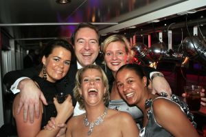 14-10-2006 SHOWBIZZ; JUNIOR KAMER BRENGT GLITTER EN GLAMOUR NAAR ALKMAAR.Ter gelegenheid van het 40 jarige bestaan van de Junior kamer was er een feest georganiseerd op een prachtige boot namelijk een van PURE LINER. Vele honderden JR gasten waren per limo of per  Hummer naar Alkmaar gekomen om het gala feest van het jaar mee te vieren.Elk jaar vieren de leden van de junior kamer een gala feest voor haar leden, nu waren ook niet leden uitgenodigd om het 40 jarige bestaan van de JR kamer mee te vieren.Muziek was er van een top dj en ook Replay kwam even langs om de voetjes en handjes wat losser te maken op deze prachtige boot.Na het feest werd iedereen weer naar huis gereden in de gereedstaande limo-s. Al met al een compliment voor de leden van de JR kamer. Eindelijk eens een feest met uitstraling, het was nu echt GLITTER EN GLAMOUR IN ALKMAAR.
foto: Albert den Iseger.