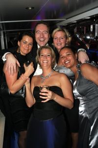 14-10-2006 SHOWBIZZ; JUNIOR KAMER BRENGT GLITTER EN GLAMOUR NAAR ALKMAAR.Ter gelegenheid van het 40 jarige bestaan van de Junior kamer was er een feest georganiseerd op een prachtige boot namelijk een van PURE LINER. Vele honderden JR gasten waren per limo of per  Hummer naar Alkmaar gekomen om het gala feest van het jaar mee te vieren.Elk jaar vieren de leden van de junior kamer een gala feest voor haar leden, nu waren ook niet leden uitgenodigd om het 40 jarige bestaan van de JR kamer mee te vieren.Muziek was er van een top dj en ook Replay kwam even langs om de voetjes en handjes wat losser te maken op deze prachtige boot.Na het feest werd iedereen weer naar huis gereden in de gereedstaande limo-s. Al met al een compliment voor de leden van de JR kamer. Eindelijk eens een feest met uitstraling, het was nu echt GLITTER EN GLAMOUR IN ALKMAAR.
foto: Albert den Iseger.