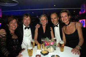 14-10-2006 SHOWBIZZ; JUNIOR KAMER BRENGT GLITTER EN GLAMOUR NAAR ALKMAAR.Ter gelegenheid van het 40 jarige bestaan van de Junior kamer was er een feest georganiseerd op een prachtige boot namelijk een van PURE LINER. Vele honderden JR gasten waren per limo of per  Hummer naar Alkmaar gekomen om het gala feest van het jaar mee te vieren.Elk jaar vieren de leden van de junior kamer een gala feest voor haar leden, nu waren ook niet leden uitgenodigd om het 40 jarige bestaan van de JR kamer mee te vieren.Muziek was er van een top dj en ook Replay kwam even langs om de voetjes en handjes wat losser te maken op deze prachtige boot.Na het feest werd iedereen weer naar huis gereden in de gereedstaande limo-s. Al met al een compliment voor de leden van de JR kamer. Eindelijk eens een feest met uitstraling, het was nu echt GLITTER EN GLAMOUR IN ALKMAAR.
foto: Albert den Iseger.