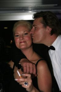 14-10-2006 SHOWBIZZ; JUNIOR KAMER BRENGT GLITTER EN GLAMOUR NAAR ALKMAAR.Ter gelegenheid van het 40 jarige bestaan van de Junior kamer was er een feest georganiseerd op een prachtige boot namelijk een van PURE LINER. Vele honderden JR gasten waren per limo of per  Hummer naar Alkmaar gekomen om het gala feest van het jaar mee te vieren.Elk jaar vieren de leden van de junior kamer een gala feest voor haar leden, nu waren ook niet leden uitgenodigd om het 40 jarige bestaan van de JR kamer mee te vieren.Muziek was er van een top dj en ook Replay kwam even langs om de voetjes en handjes wat losser te maken op deze prachtige boot.Na het feest werd iedereen weer naar huis gereden in de gereedstaande limo-s. Al met al een compliment voor de leden van de JR kamer. Eindelijk eens een feest met uitstraling, het was nu echt GLITTER EN GLAMOUR IN ALKMAAR.
foto: Albert den Iseger.
