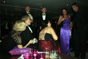 14-10-2006 SHOWBIZZ; JUNIOR KAMER BRENGT GLITTER EN GLAMOUR NAAR ALKMAAR.Ter gelegenheid van het 40 jarige bestaan van de Junior kamer was er een feest georganiseerd op een prachtige boot namelijk een van PURE LINER. Vele honderden JR gasten waren per limo of per  Hummer naar Alkmaar gekomen om het gala feest van het jaar mee te vieren.Elk jaar vieren de leden van de junior kamer een gala feest voor haar leden, nu waren ook niet leden uitgenodigd om het 40 jarige bestaan van de JR kamer mee te vieren.Muziek was er van een top dj en ook Replay kwam even langs om de voetjes en handjes wat losser te maken op deze prachtige boot.Na het feest werd iedereen weer naar huis gereden in de gereedstaande limo-s. Al met al een compliment voor de leden van de JR kamer. Eindelijk eens een feest met uitstraling, het was nu echt GLITTER EN GLAMOUR IN ALKMAAR.
foto: Albert den Iseger.