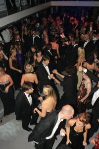 14-10-2006 SHOWBIZZ; JUNIOR KAMER BRENGT GLITTER EN GLAMOUR NAAR ALKMAAR.Ter gelegenheid van het 40 jarige bestaan van de Junior kamer was er een feest georganiseerd op een prachtige boot namelijk een van PURE LINER. Vele honderden JR gasten waren per limo of per  Hummer naar Alkmaar gekomen om het gala feest van het jaar mee te vieren.Elk jaar vieren de leden van de junior kamer een gala feest voor haar leden, nu waren ook niet leden uitgenodigd om het 40 jarige bestaan van de JR kamer mee te vieren.Muziek was er van een top dj en ook Replay kwam even langs om de voetjes en handjes wat losser te maken op deze prachtige boot.Na het feest werd iedereen weer naar huis gereden in de gereedstaande limo-s. Al met al een compliment voor de leden van de JR kamer. Eindelijk eens een feest met uitstraling, het was nu echt GLITTER EN GLAMOUR IN ALKMAAR.
foto: Albert den Iseger.