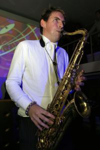 14-10-2006 SHOWBIZZ; JUNIOR KAMER BRENGT GLITTER EN GLAMOUR NAAR ALKMAAR.Ter gelegenheid van het 40 jarige bestaan van de Junior kamer was er een feest georganiseerd op een prachtige boot namelijk een van PURE LINER. Vele honderden JR gasten waren per limo of per  Hummer naar Alkmaar gekomen om het gala feest van het jaar mee te vieren.Elk jaar vieren de leden van de junior kamer een gala feest voor haar leden, nu waren ook niet leden uitgenodigd om het 40 jarige bestaan van de JR kamer mee te vieren.Muziek was er van een top dj en ook Replay kwam even langs om de voetjes en handjes wat losser te maken op deze prachtige boot.Na het feest werd iedereen weer naar huis gereden in de gereedstaande limo-s. Al met al een compliment voor de leden van de JR kamer. Eindelijk eens een feest met uitstraling, het was nu echt GLITTER EN GLAMOUR IN ALKMAAR.
foto: Albert den Iseger.