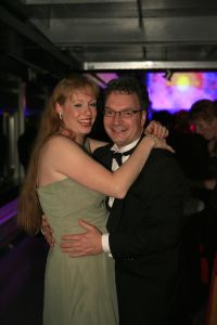 14-10-2006 SHOWBIZZ; JUNIOR KAMER BRENGT GLITTER EN GLAMOUR NAAR ALKMAAR.Ter gelegenheid van het 40 jarige bestaan van de Junior kamer was er een feest georganiseerd op een prachtige boot namelijk een van PURE LINER. Vele honderden JR gasten waren per limo of per  Hummer naar Alkmaar gekomen om het gala feest van het jaar mee te vieren.Elk jaar vieren de leden van de junior kamer een gala feest voor haar leden, nu waren ook niet leden uitgenodigd om het 40 jarige bestaan van de JR kamer mee te vieren.Muziek was er van een top dj en ook Replay kwam even langs om de voetjes en handjes wat losser te maken op deze prachtige boot.Na het feest werd iedereen weer naar huis gereden in de gereedstaande limo-s. Al met al een compliment voor de leden van de JR kamer. Eindelijk eens een feest met uitstraling, het was nu echt GLITTER EN GLAMOUR IN ALKMAAR.
foto: Albert den Iseger.