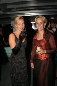 14-10-2006 SHOWBIZZ; JUNIOR KAMER BRENGT GLITTER EN GLAMOUR NAAR ALKMAAR.Ter gelegenheid van het 40 jarige bestaan van de Junior kamer was er een feest georganiseerd op een prachtige boot namelijk een van PURE LINER. Vele honderden JR gasten waren per limo of per  Hummer naar Alkmaar gekomen om het gala feest van het jaar mee te vieren.Elk jaar vieren de leden van de junior kamer een gala feest voor haar leden, nu waren ook niet leden uitgenodigd om het 40 jarige bestaan van de JR kamer mee te vieren.Muziek was er van een top dj en ook Replay kwam even langs om de voetjes en handjes wat losser te maken op deze prachtige boot.Na het feest werd iedereen weer naar huis gereden in de gereedstaande limo-s. Al met al een compliment voor de leden van de JR kamer. Eindelijk eens een feest met uitstraling, het was nu echt GLITTER EN GLAMOUR IN ALKMAAR.
foto: Albert den Iseger.