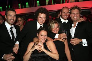 14-10-2006 SHOWBIZZ; JUNIOR KAMER BRENGT GLITTER EN GLAMOUR NAAR ALKMAAR.Ter gelegenheid van het 40 jarige bestaan van de Junior kamer was er een feest georganiseerd op een prachtige boot namelijk een van PURE LINER. Vele honderden JR gasten waren per limo of per  Hummer naar Alkmaar gekomen om het gala feest van het jaar mee te vieren.Elk jaar vieren de leden van de junior kamer een gala feest voor haar leden, nu waren ook niet leden uitgenodigd om het 40 jarige bestaan van de JR kamer mee te vieren.Muziek was er van een top dj en ook Replay kwam even langs om de voetjes en handjes wat losser te maken op deze prachtige boot.Na het feest werd iedereen weer naar huis gereden in de gereedstaande limo-s. Al met al een compliment voor de leden van de JR kamer. Eindelijk eens een feest met uitstraling, het was nu echt GLITTER EN GLAMOUR IN ALKMAAR.
foto: Albert den Iseger.