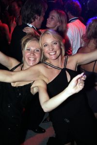 14-10-2006 SHOWBIZZ; JUNIOR KAMER BRENGT GLITTER EN GLAMOUR NAAR ALKMAAR.Ter gelegenheid van het 40 jarige bestaan van de Junior kamer was er een feest georganiseerd op een prachtige boot namelijk een van PURE LINER. Vele honderden JR gasten waren per limo of per  Hummer naar Alkmaar gekomen om het gala feest van het jaar mee te vieren.Elk jaar vieren de leden van de junior kamer een gala feest voor haar leden, nu waren ook niet leden uitgenodigd om het 40 jarige bestaan van de JR kamer mee te vieren.Muziek was er van een top dj en ook Replay kwam even langs om de voetjes en handjes wat losser te maken op deze prachtige boot.Na het feest werd iedereen weer naar huis gereden in de gereedstaande limo-s. Al met al een compliment voor de leden van de JR kamer. Eindelijk eens een feest met uitstraling, het was nu echt GLITTER EN GLAMOUR IN ALKMAAR.
foto: Albert den Iseger.