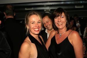 14-10-2006 SHOWBIZZ; JUNIOR KAMER BRENGT GLITTER EN GLAMOUR NAAR ALKMAAR.Ter gelegenheid van het 40 jarige bestaan van de Junior kamer was er een feest georganiseerd op een prachtige boot namelijk een van PURE LINER. Vele honderden JR gasten waren per limo of per  Hummer naar Alkmaar gekomen om het gala feest van het jaar mee te vieren.Elk jaar vieren de leden van de junior kamer een gala feest voor haar leden, nu waren ook niet leden uitgenodigd om het 40 jarige bestaan van de JR kamer mee te vieren.Muziek was er van een top dj en ook Replay kwam even langs om de voetjes en handjes wat losser te maken op deze prachtige boot.Na het feest werd iedereen weer naar huis gereden in de gereedstaande limo-s. Al met al een compliment voor de leden van de JR kamer. Eindelijk eens een feest met uitstraling, het was nu echt GLITTER EN GLAMOUR IN ALKMAAR.
foto: Albert den Iseger.