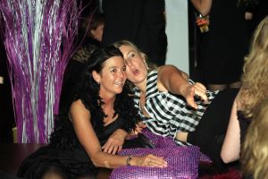 14-10-2006 SHOWBIZZ; JUNIOR KAMER BRENGT GLITTER EN GLAMOUR NAAR ALKMAAR.Ter gelegenheid van het 40 jarige bestaan van de Junior kamer was er een feest georganiseerd op een prachtige boot namelijk een van PURE LINER. Vele honderden JR gasten waren per limo of per  Hummer naar Alkmaar gekomen om het gala feest van het jaar mee te vieren.Elk jaar vieren de leden van de junior kamer een gala feest voor haar leden, nu waren ook niet leden uitgenodigd om het 40 jarige bestaan van de JR kamer mee te vieren.Muziek was er van een top dj en ook Replay kwam even langs om de voetjes en handjes wat losser te maken op deze prachtige boot.Na het feest werd iedereen weer naar huis gereden in de gereedstaande limo-s. Al met al een compliment voor de leden van de JR kamer. Eindelijk eens een feest met uitstraling, het was nu echt GLITTER EN GLAMOUR IN ALKMAAR.
foto: Albert den Iseger.