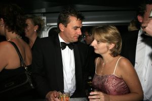 14-10-2006 SHOWBIZZ; JUNIOR KAMER BRENGT GLITTER EN GLAMOUR NAAR ALKMAAR.Ter gelegenheid van het 40 jarige bestaan van de Junior kamer was er een feest georganiseerd op een prachtige boot namelijk een van PURE LINER. Vele honderden JR gasten waren per limo of per  Hummer naar Alkmaar gekomen om het gala feest van het jaar mee te vieren.Elk jaar vieren de leden van de junior kamer een gala feest voor haar leden, nu waren ook niet leden uitgenodigd om het 40 jarige bestaan van de JR kamer mee te vieren.Muziek was er van een top dj en ook Replay kwam even langs om de voetjes en handjes wat losser te maken op deze prachtige boot.Na het feest werd iedereen weer naar huis gereden in de gereedstaande limo-s. Al met al een compliment voor de leden van de JR kamer. Eindelijk eens een feest met uitstraling, het was nu echt GLITTER EN GLAMOUR IN ALKMAAR.
foto: Albert den Iseger.