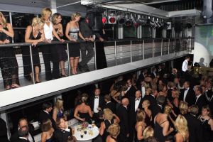 14-10-2006 SHOWBIZZ; JUNIOR KAMER BRENGT GLITTER EN GLAMOUR NAAR ALKMAAR.Ter gelegenheid van het 40 jarige bestaan van de Junior kamer was er een feest georganiseerd op een prachtige boot namelijk een van PURE LINER. Vele honderden JR gasten waren per limo of per  Hummer naar Alkmaar gekomen om het gala feest van het jaar mee te vieren.Elk jaar vieren de leden van de junior kamer een gala feest voor haar leden, nu waren ook niet leden uitgenodigd om het 40 jarige bestaan van de JR kamer mee te vieren.Muziek was er van een top dj en ook Replay kwam even langs om de voetjes en handjes wat losser te maken op deze prachtige boot.Na het feest werd iedereen weer naar huis gereden in de gereedstaande limo-s. Al met al een compliment voor de leden van de JR kamer. Eindelijk eens een feest met uitstraling, het was nu echt GLITTER EN GLAMOUR IN ALKMAAR.
foto: Albert den Iseger.