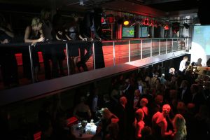 14-10-2006 SHOWBIZZ; JUNIOR KAMER BRENGT GLITTER EN GLAMOUR NAAR ALKMAAR.Ter gelegenheid van het 40 jarige bestaan van de Junior kamer was er een feest georganiseerd op een prachtige boot namelijk een van PURE LINER. Vele honderden JR gasten waren per limo of per  Hummer naar Alkmaar gekomen om het gala feest van het jaar mee te vieren.Elk jaar vieren de leden van de junior kamer een gala feest voor haar leden, nu waren ook niet leden uitgenodigd om het 40 jarige bestaan van de JR kamer mee te vieren.Muziek was er van een top dj en ook Replay kwam even langs om de voetjes en handjes wat losser te maken op deze prachtige boot.Na het feest werd iedereen weer naar huis gereden in de gereedstaande limo-s. Al met al een compliment voor de leden van de JR kamer. Eindelijk eens een feest met uitstraling, het was nu echt GLITTER EN GLAMOUR IN ALKMAAR.
foto: Albert den Iseger.
