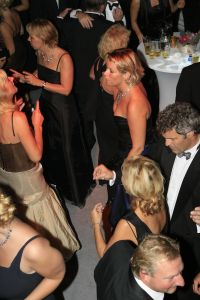 14-10-2006 SHOWBIZZ; JUNIOR KAMER BRENGT GLITTER EN GLAMOUR NAAR ALKMAAR.Ter gelegenheid van het 40 jarige bestaan van de Junior kamer was er een feest georganiseerd op een prachtige boot namelijk een van PURE LINER. Vele honderden JR gasten waren per limo of per  Hummer naar Alkmaar gekomen om het gala feest van het jaar mee te vieren.Elk jaar vieren de leden van de junior kamer een gala feest voor haar leden, nu waren ook niet leden uitgenodigd om het 40 jarige bestaan van de JR kamer mee te vieren.Muziek was er van een top dj en ook Replay kwam even langs om de voetjes en handjes wat losser te maken op deze prachtige boot.Na het feest werd iedereen weer naar huis gereden in de gereedstaande limo-s. Al met al een compliment voor de leden van de JR kamer. Eindelijk eens een feest met uitstraling, het was nu echt GLITTER EN GLAMOUR IN ALKMAAR.
foto: Albert den Iseger.