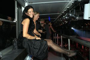 14-10-2006 SHOWBIZZ; JUNIOR KAMER BRENGT GLITTER EN GLAMOUR NAAR ALKMAAR.Ter gelegenheid van het 40 jarige bestaan van de Junior kamer was er een feest georganiseerd op een prachtige boot namelijk een van PURE LINER. Vele honderden JR gasten waren per limo of per  Hummer naar Alkmaar gekomen om het gala feest van het jaar mee te vieren.Elk jaar vieren de leden van de junior kamer een gala feest voor haar leden, nu waren ook niet leden uitgenodigd om het 40 jarige bestaan van de JR kamer mee te vieren.Muziek was er van een top dj en ook Replay kwam even langs om de voetjes en handjes wat losser te maken op deze prachtige boot.Na het feest werd iedereen weer naar huis gereden in de gereedstaande limo-s. Al met al een compliment voor de leden van de JR kamer. Eindelijk eens een feest met uitstraling, het was nu echt GLITTER EN GLAMOUR IN ALKMAAR.
foto: Albert den Iseger.