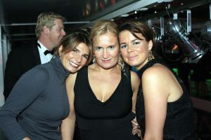 14-10-2006 SHOWBIZZ; JUNIOR KAMER BRENGT GLITTER EN GLAMOUR NAAR ALKMAAR.Ter gelegenheid van het 40 jarige bestaan van de Junior kamer was er een feest georganiseerd op een prachtige boot namelijk een van PURE LINER. Vele honderden JR gasten waren per limo of per  Hummer naar Alkmaar gekomen om het gala feest van het jaar mee te vieren.Elk jaar vieren de leden van de junior kamer een gala feest voor haar leden, nu waren ook niet leden uitgenodigd om het 40 jarige bestaan van de JR kamer mee te vieren.Muziek was er van een top dj en ook Replay kwam even langs om de voetjes en handjes wat losser te maken op deze prachtige boot.Na het feest werd iedereen weer naar huis gereden in de gereedstaande limo-s. Al met al een compliment voor de leden van de JR kamer. Eindelijk eens een feest met uitstraling, het was nu echt GLITTER EN GLAMOUR IN ALKMAAR.
foto: Albert den Iseger.