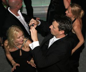 14-10-2006 SHOWBIZZ; JUNIOR KAMER BRENGT GLITTER EN GLAMOUR NAAR ALKMAAR.Ter gelegenheid van het 40 jarige bestaan van de Junior kamer was er een feest georganiseerd op een prachtige boot namelijk een van PURE LINER. Vele honderden JR gasten waren per limo of per  Hummer naar Alkmaar gekomen om het gala feest van het jaar mee te vieren.Elk jaar vieren de leden van de junior kamer een gala feest voor haar leden, nu waren ook niet leden uitgenodigd om het 40 jarige bestaan van de JR kamer mee te vieren.Muziek was er van een top dj en ook Replay kwam even langs om de voetjes en handjes wat losser te maken op deze prachtige boot.Na het feest werd iedereen weer naar huis gereden in de gereedstaande limo-s. Al met al een compliment voor de leden van de JR kamer. Eindelijk eens een feest met uitstraling, het was nu echt GLITTER EN GLAMOUR IN ALKMAAR.
foto: Albert den Iseger.