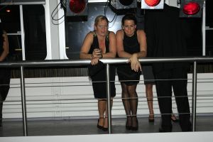14-10-2006 SHOWBIZZ; JUNIOR KAMER BRENGT GLITTER EN GLAMOUR NAAR ALKMAAR.Ter gelegenheid van het 40 jarige bestaan van de Junior kamer was er een feest georganiseerd op een prachtige boot namelijk een van PURE LINER. Vele honderden JR gasten waren per limo of per  Hummer naar Alkmaar gekomen om het gala feest van het jaar mee te vieren.Elk jaar vieren de leden van de junior kamer een gala feest voor haar leden, nu waren ook niet leden uitgenodigd om het 40 jarige bestaan van de JR kamer mee te vieren.Muziek was er van een top dj en ook Replay kwam even langs om de voetjes en handjes wat losser te maken op deze prachtige boot.Na het feest werd iedereen weer naar huis gereden in de gereedstaande limo-s. Al met al een compliment voor de leden van de JR kamer. Eindelijk eens een feest met uitstraling, het was nu echt GLITTER EN GLAMOUR IN ALKMAAR.
foto: Albert den Iseger.