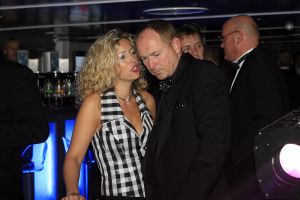 14-10-2006 SHOWBIZZ; JUNIOR KAMER BRENGT GLITTER EN GLAMOUR NAAR ALKMAAR.Ter gelegenheid van het 40 jarige bestaan van de Junior kamer was er een feest georganiseerd op een prachtige boot namelijk een van PURE LINER. Vele honderden JR gasten waren per limo of per  Hummer naar Alkmaar gekomen om het gala feest van het jaar mee te vieren.Elk jaar vieren de leden van de junior kamer een gala feest voor haar leden, nu waren ook niet leden uitgenodigd om het 40 jarige bestaan van de JR kamer mee te vieren.Muziek was er van een top dj en ook Replay kwam even langs om de voetjes en handjes wat losser te maken op deze prachtige boot.Na het feest werd iedereen weer naar huis gereden in de gereedstaande limo-s. Al met al een compliment voor de leden van de JR kamer. Eindelijk eens een feest met uitstraling, het was nu echt GLITTER EN GLAMOUR IN ALKMAAR.
foto: Albert den Iseger.
