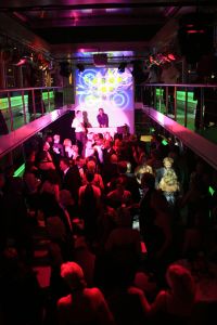 14-10-2006 SHOWBIZZ; JUNIOR KAMER BRENGT GLITTER EN GLAMOUR NAAR ALKMAAR.Ter gelegenheid van het 40 jarige bestaan van de Junior kamer was er een feest georganiseerd op een prachtige boot namelijk een van PURE LINER. Vele honderden JR gasten waren per limo of per  Hummer naar Alkmaar gekomen om het gala feest van het jaar mee te vieren.Elk jaar vieren de leden van de junior kamer een gala feest voor haar leden, nu waren ook niet leden uitgenodigd om het 40 jarige bestaan van de JR kamer mee te vieren.Muziek was er van een top dj en ook Replay kwam even langs om de voetjes en handjes wat losser te maken op deze prachtige boot.Na het feest werd iedereen weer naar huis gereden in de gereedstaande limo-s. Al met al een compliment voor de leden van de JR kamer. Eindelijk eens een feest met uitstraling, het was nu echt GLITTER EN GLAMOUR IN ALKMAAR.
foto: Albert den Iseger.