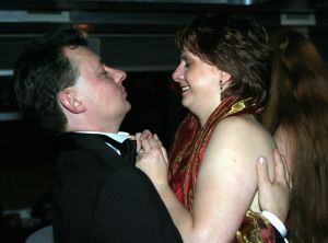 14-10-2006 SHOWBIZZ; JUNIOR KAMER BRENGT GLITTER EN GLAMOUR NAAR ALKMAAR.Ter gelegenheid van het 40 jarige bestaan van de Junior kamer was er een feest georganiseerd op een prachtige boot namelijk een van PURE LINER. Vele honderden JR gasten waren per limo of per  Hummer naar Alkmaar gekomen om het gala feest van het jaar mee te vieren.Elk jaar vieren de leden van de junior kamer een gala feest voor haar leden, nu waren ook niet leden uitgenodigd om het 40 jarige bestaan van de JR kamer mee te vieren.Muziek was er van een top dj en ook Replay kwam even langs om de voetjes en handjes wat losser te maken op deze prachtige boot.Na het feest werd iedereen weer naar huis gereden in de gereedstaande limo-s. Al met al een compliment voor de leden van de JR kamer. Eindelijk eens een feest met uitstraling, het was nu echt GLITTER EN GLAMOUR IN ALKMAAR.
foto: Albert den Iseger.