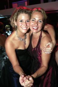 14-10-2006 SHOWBIZZ; JUNIOR KAMER BRENGT GLITTER EN GLAMOUR NAAR ALKMAAR.Ter gelegenheid van het 40 jarige bestaan van de Junior kamer was er een feest georganiseerd op een prachtige boot namelijk een van PURE LINER. Vele honderden JR gasten waren per limo of per  Hummer naar Alkmaar gekomen om het gala feest van het jaar mee te vieren.Elk jaar vieren de leden van de junior kamer een gala feest voor haar leden, nu waren ook niet leden uitgenodigd om het 40 jarige bestaan van de JR kamer mee te vieren.Muziek was er van een top dj en ook Replay kwam even langs om de voetjes en handjes wat losser te maken op deze prachtige boot.Na het feest werd iedereen weer naar huis gereden in de gereedstaande limo-s. Al met al een compliment voor de leden van de JR kamer. Eindelijk eens een feest met uitstraling, het was nu echt GLITTER EN GLAMOUR IN ALKMAAR.
foto: Albert den Iseger.