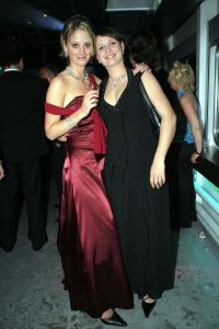 14-10-2006 SHOWBIZZ; JUNIOR KAMER BRENGT GLITTER EN GLAMOUR NAAR ALKMAAR.Ter gelegenheid van het 40 jarige bestaan van de Junior kamer was er een feest georganiseerd op een prachtige boot namelijk een van PURE LINER. Vele honderden JR gasten waren per limo of per  Hummer naar Alkmaar gekomen om het gala feest van het jaar mee te vieren.Elk jaar vieren de leden van de junior kamer een gala feest voor haar leden, nu waren ook niet leden uitgenodigd om het 40 jarige bestaan van de JR kamer mee te vieren.Muziek was er van een top dj en ook Replay kwam even langs om de voetjes en handjes wat losser te maken op deze prachtige boot.Na het feest werd iedereen weer naar huis gereden in de gereedstaande limo-s. Al met al een compliment voor de leden van de JR kamer. Eindelijk eens een feest met uitstraling, het was nu echt GLITTER EN GLAMOUR IN ALKMAAR.
foto: Albert den Iseger.