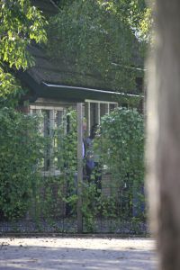 10-10-2006 SHOWBIZZ; HELEEN VAN ROYEN TEKENT CONTRACT MET PLAYBOY THUIS IN HET DONKER. Almere maandagmiddag 13.00 uur, het huis van Ton en Heleen van Royen is geheel geblindeerd, er zijn proefopname s  voor de blootreportage in het kerstnummer van Playboy. Ton en Heleen gaan uit de kleren voor een aanzienlijk bedrag. Nadat de hoofdredacteur van Playboy Jan Heemskerk de blootsessie heeft bekeken heeft hij samen met de manager van Ton en Heleen  Frank Wisse en fotograaf de contracten getekend, en dat in het donker omdat het huis volledig was geblindeerd om eventuele glunders geen kans te geven om het een en ander waar te nemen. de blootshoot gaat spoedig plaatsvinden op Ibiza.Ook paparazzi beeld van deze sessie kunt u spoedig verwachten op deze site.
foto: Albert den Iseger.
